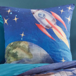 „Thomas“ patalynės komplekto raštas nukelia jaunuosius svajotojus į įtraukiantį kosmoso pasaulį.