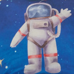 „Thomas“ patalynės komplekto raštas nukelia jaunuosius svajotojus į įtraukiantį kosmoso pasaulį.